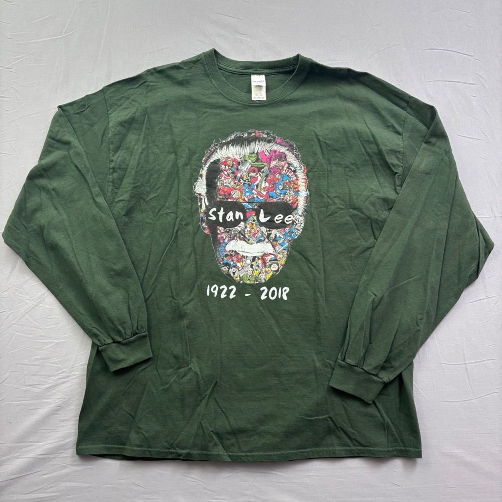 Gildan Stan Lee Marvel Memorial Long Sleeve Tee Mens 2XL Forest Green Graphic